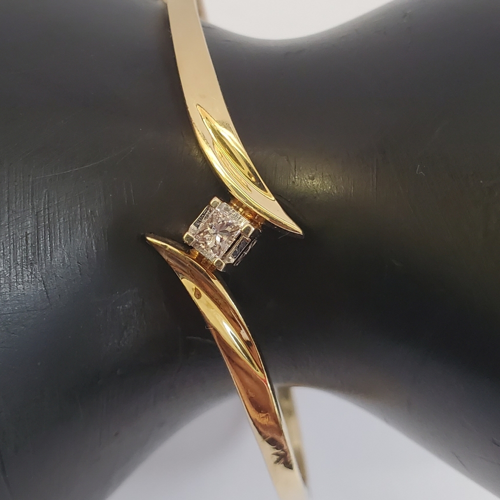 Watch Video / Minimalist 14K Gold Solitaire Diamond Bangle Bracelet